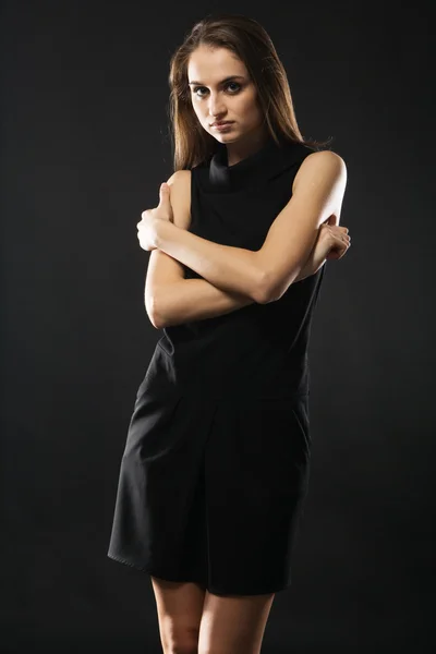 Modelo de moda bonita em vestido preto estrito — Fotografia de Stock