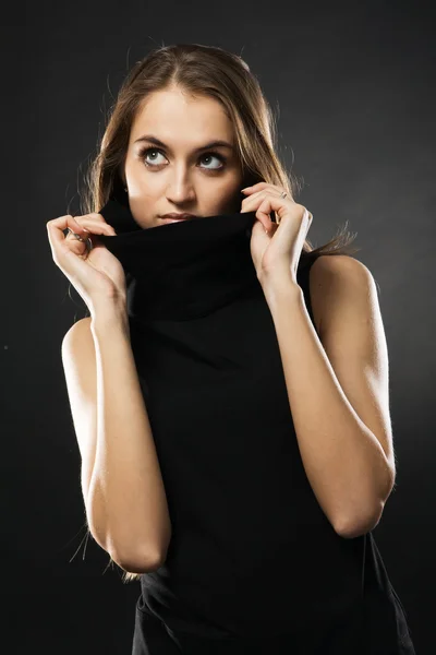 Schönes Mode-Model im strengen schwarzen Kleid — Stockfoto