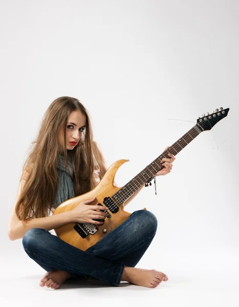 Bella ragazza con chitarra elettrica — Foto Stock