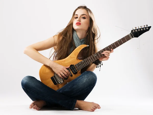 エレキギターで美しい少女 — ストック写真
