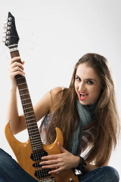 Menina bonita com guitarra elétrica — Fotografia de Stock