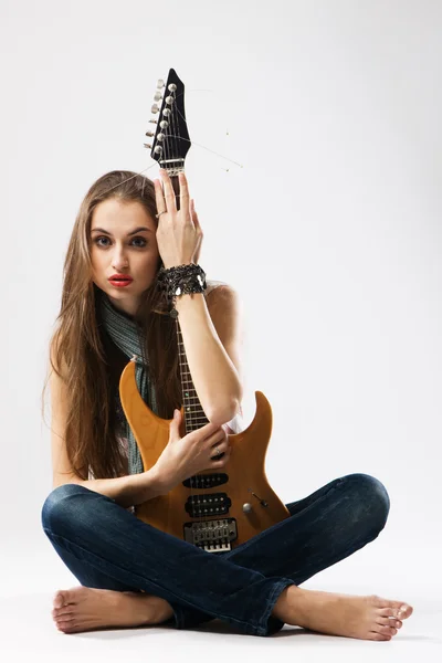 Όμορφη κοπέλα με ηλεκτρική κιθάρα — Φωτογραφία Αρχείου