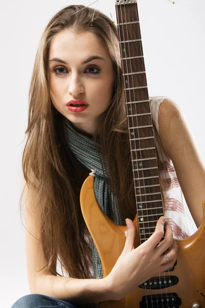 Schöne Dame mit E-Gitarre — Stockfoto