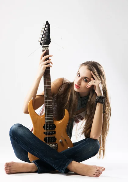 Krásná dívka s elektrická kytara — Stock fotografie