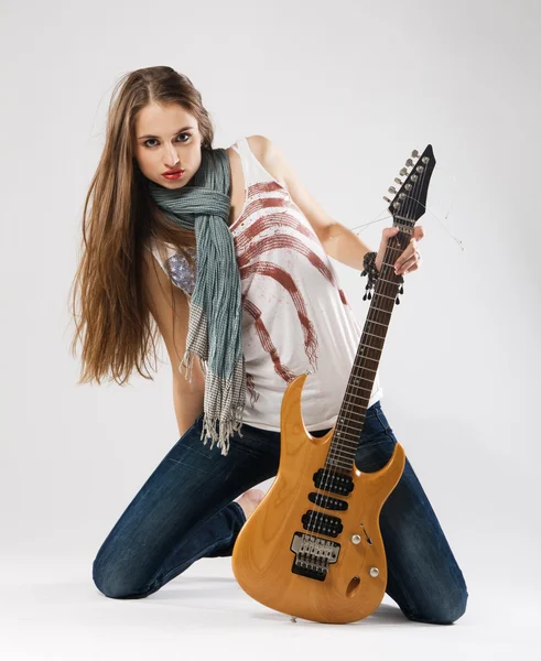 Hermosa chica con guitarra eléctrica — Foto de Stock