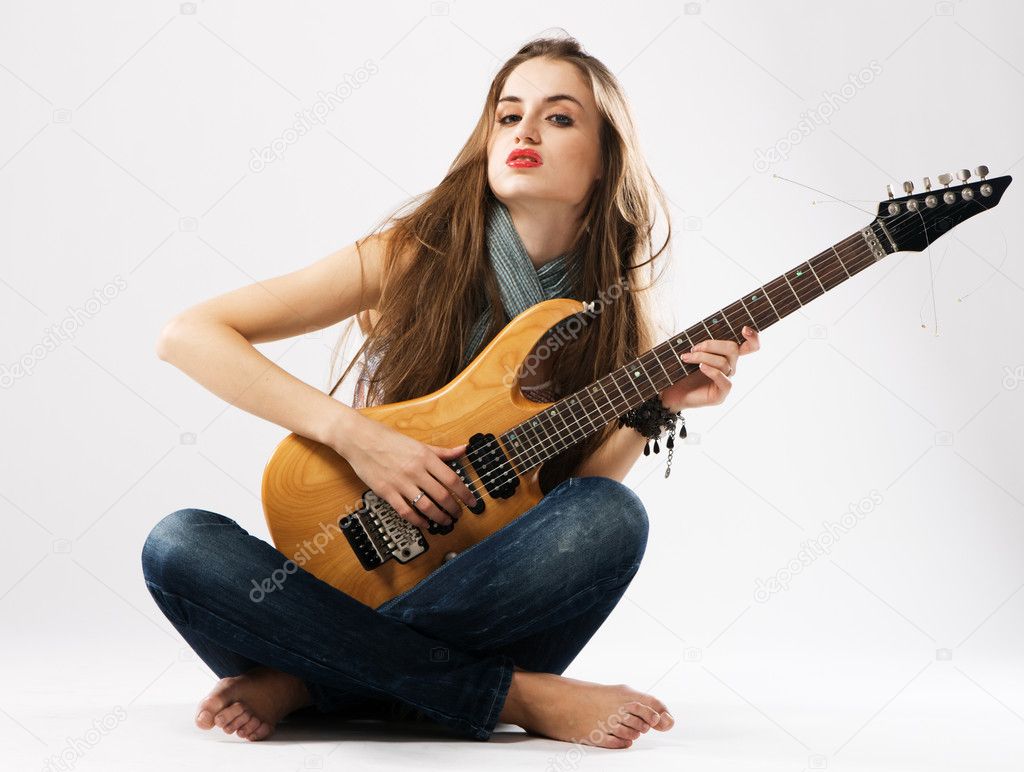 Belle fille avec guitare électrique image libre de droit par gdolgikh ©  #8331253