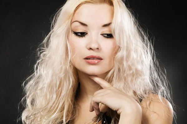 Blonďatá modelka na černém pozadí — Stock fotografie