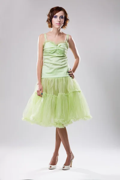 Ung kvinna i grön klänning — Stockfoto