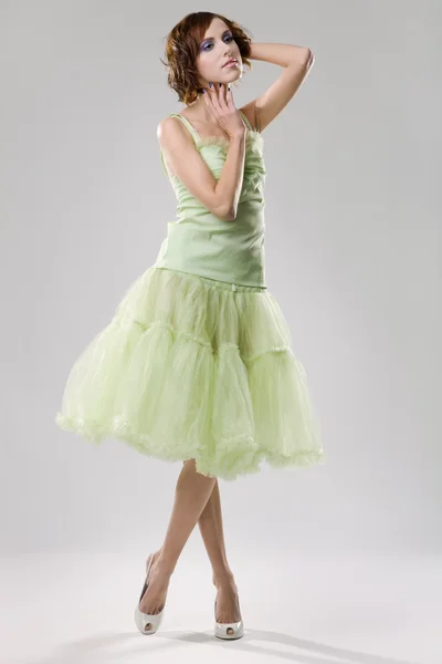 Mladá žena v zelených šatech — Stock fotografie