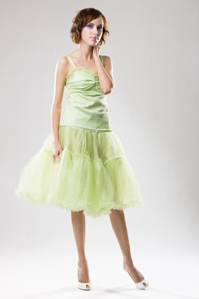 Молодая женщина в зеленом платье — стоковое фото