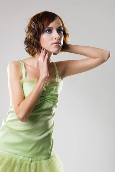 Молода жінка в зеленій сукні — стокове фото