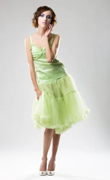 Mladá žena v zelených šatech — Stock fotografie