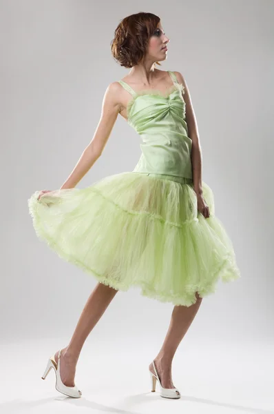 Νεαρή γυναίκα με πράσινο φόρεμα — Φωτογραφία Αρχείου