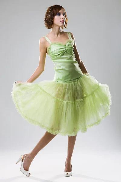 Wanita muda dalam gaun hijau — Stok Foto
