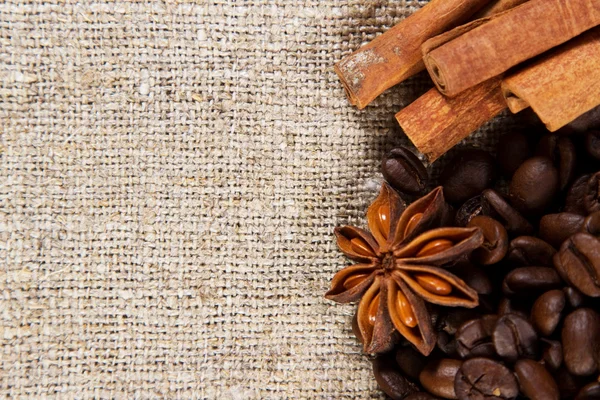 Koffie en specerijen op een ruwe doek — Stockfoto