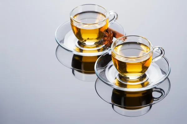 Чашка чаю зі свіжим листям м'яти — стокове фото