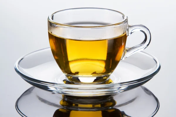 Ένα φλυτζάνι τσάι με φρέσκα φύλλα δυόσμου — Φωτογραφία Αρχείου
