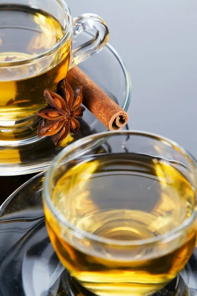 Taza de té con hojas de menta fresca — Foto de Stock