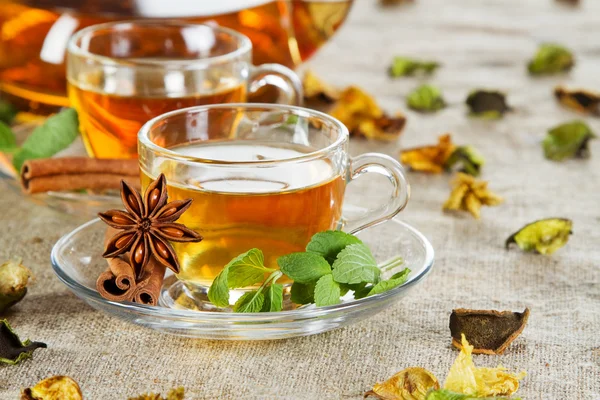 Чашка чаю зі свіжим листям м'яти — стокове фото
