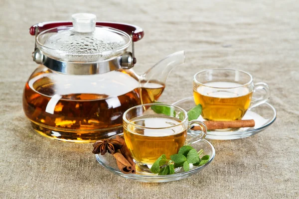 Чашка чая со свежими листьями мяты — стоковое фото