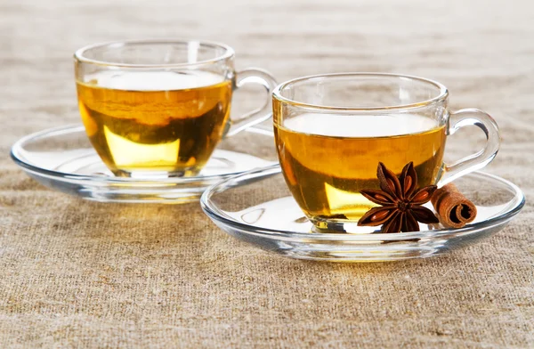 Ένα φλυτζάνι τσάι με φρέσκα φύλλα δυόσμου — Φωτογραφία Αρχείου