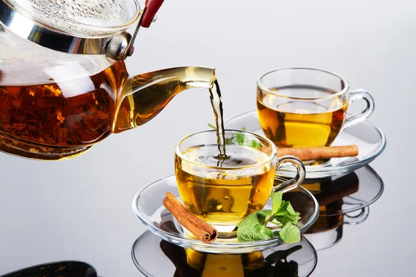 Tazza di tè con foglie di menta fresca — Foto Stock