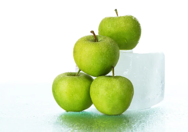 Grüne Äpfel auf Eiswürfeln — Stockfoto