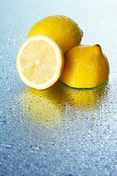 젖은 표면에 레몬 — 스톡 사진