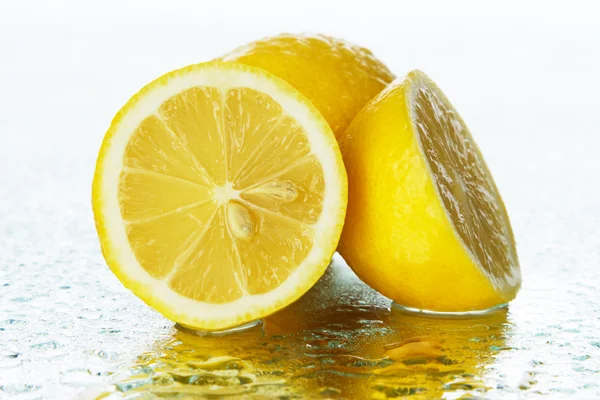 Лимон на мокрой поверхности — стоковое фото