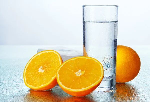 Oranje segmenten met vers water — Stockfoto