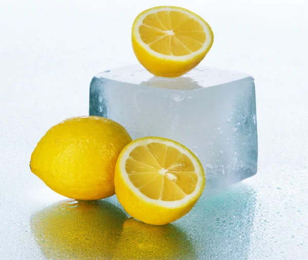 Лимон на мокрой поверхности — стоковое фото