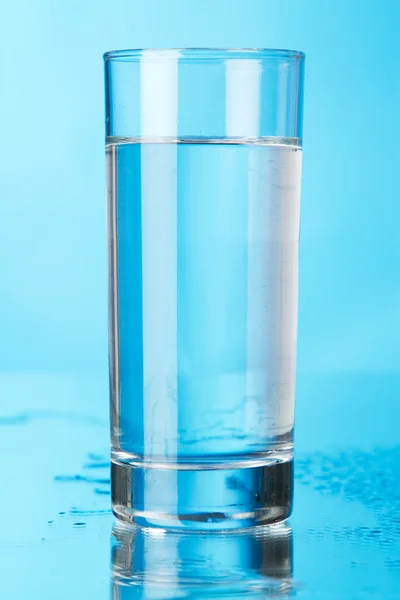 Ποτήρι νερό σε μπλε φόντο — Φωτογραφία Αρχείου