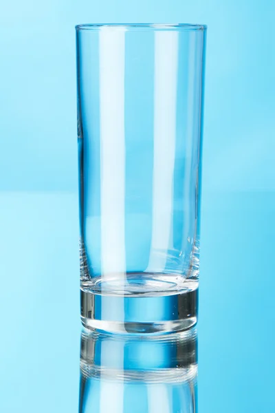 Vidro vazio isolado no fundo azul — Fotografia de Stock