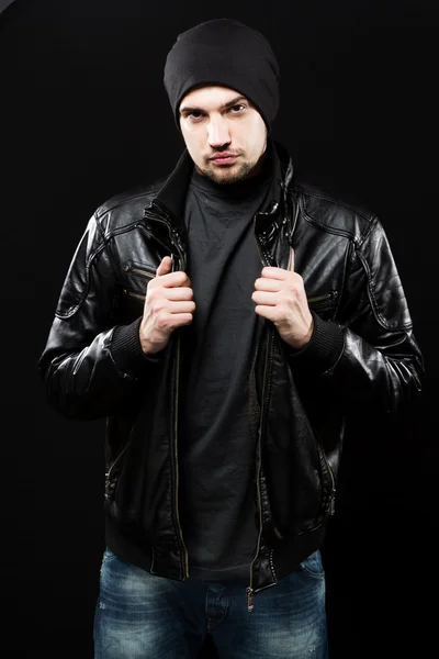 Schöner junger Mann in schwarzer Lederjacke — Stockfoto