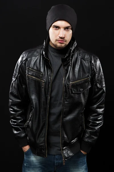 Siyah deri ceketli yakışıklı genç — Stok fotoğraf