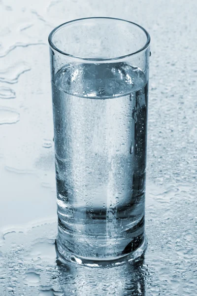 Ποτήρι νερό σε μπλε φόντο — Φωτογραφία Αρχείου