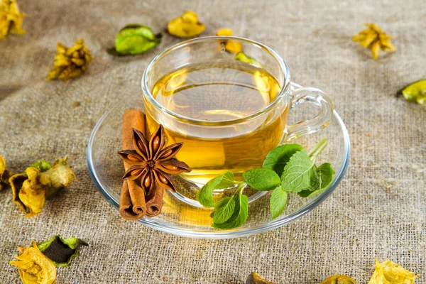 Xícara de chá com folhas de hortelã fresca — Fotografia de Stock
