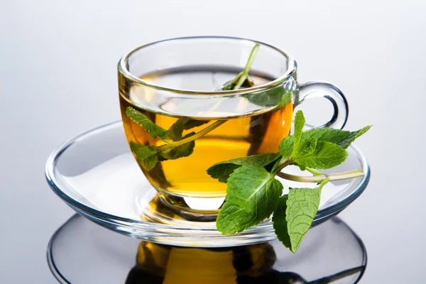 Xícara de chá com folhas de hortelã fresca — Fotografia de Stock