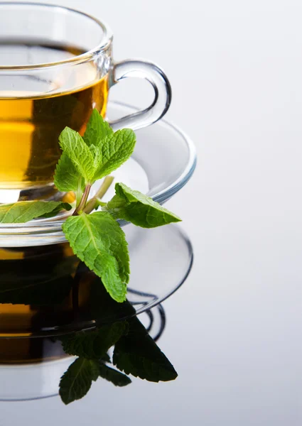 Tazza di tè con foglie di menta fresca — Foto Stock