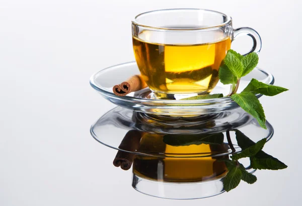 Filiżanka herbaty z liści mięty — Zdjęcie stockowe