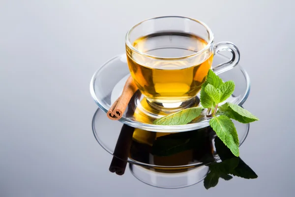 Tea cup with fresh mint leaves — Stock Photo, Image