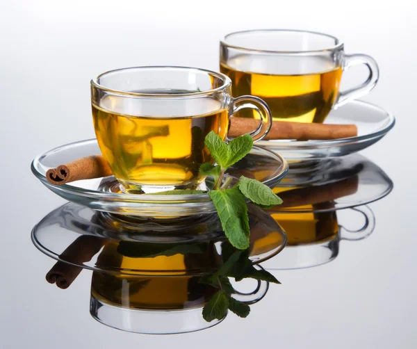Teetasse mit frischen Minzblättern — Stockfoto