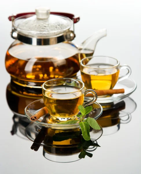 Taza de té con hojas de menta fresca —  Fotos de Stock