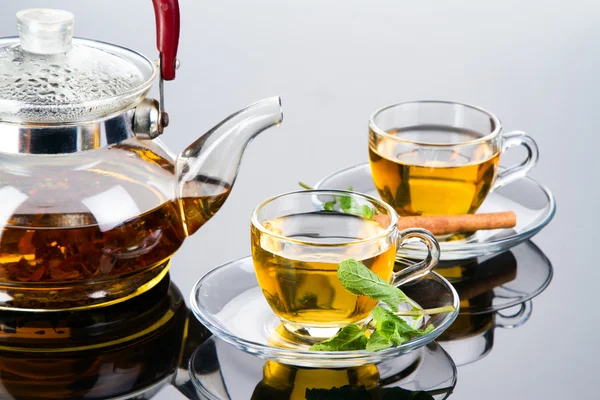 Чашка чая со свежими листьями мяты — стоковое фото