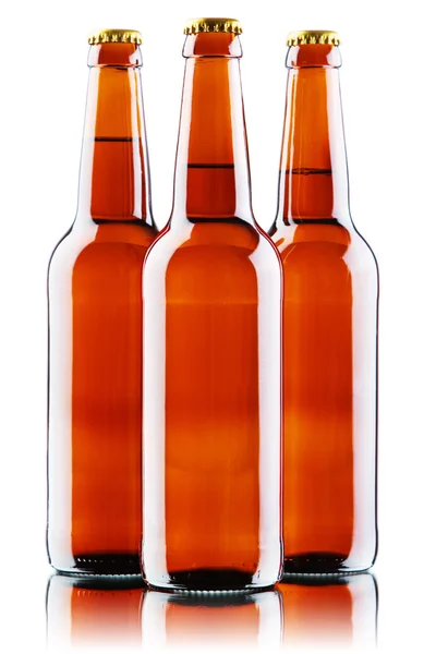 Бутылки пива изолированы на белом фоне — стоковое фото