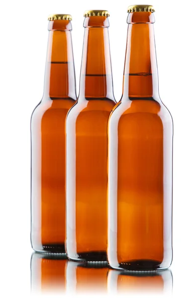 Garrafas de cerveja isoladas no fundo branco — Fotografia de Stock
