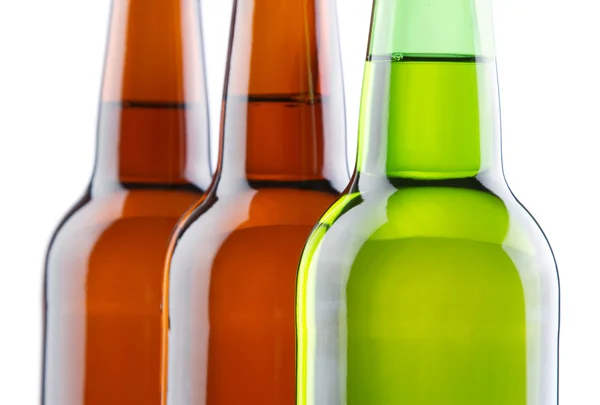 Garrafas de cerveja isoladas no fundo branco — Fotografia de Stock