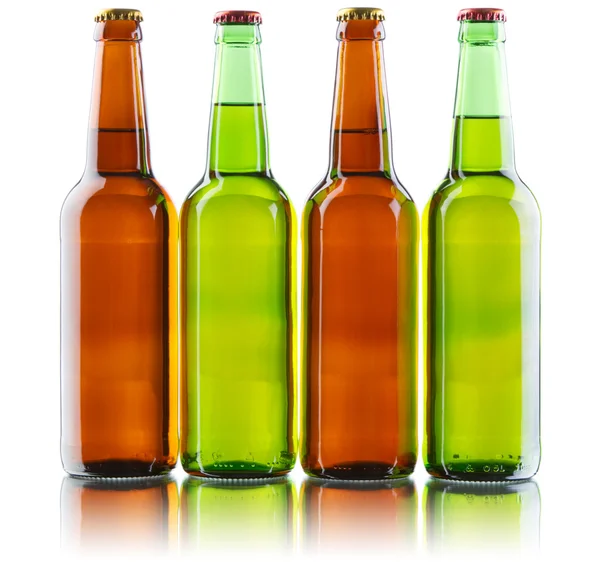 Пляшки пива ізольовані на білому тлі — стокове фото