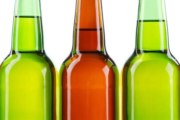 Пляшки пива ізольовані на білому тлі — стокове фото