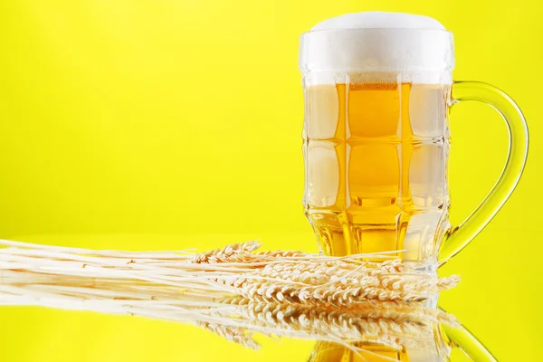 Bierpul en flessen op gele achtergrond — Stockfoto